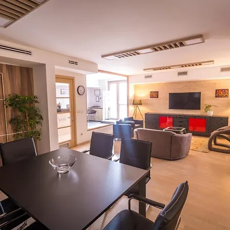 Hostgost Selected - Bams, Private Included *